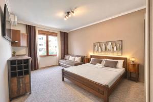 En eller flere senge i et værelse på Heart of the City Stunning city View,Balcony Free Wi-Fi