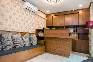 ein Wartezimmer mit Kissen auf einer Bank in der Unterkunft De Thaphae Chiangmai in Chiang Mai