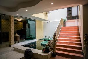 a house with a pond in the middle of a staircase at De Thaphae Chiangmai in Chiang Mai +35 photos