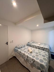 een slaapkamer met twee bedden in een kamer bij Manaira Suite 03 com 2 camas de solteiro ou 1 de casal in João Pessoa