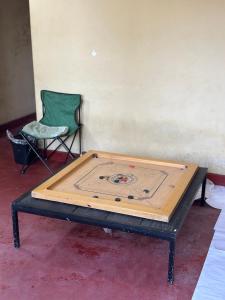 阿努拉德普勒Solo escape的乒乓球桌和椅子