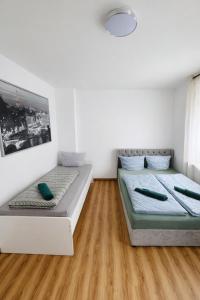 En eller flere senge i et værelse på 2-Zimmer-Wohnung an der Mosel mit Terrasse