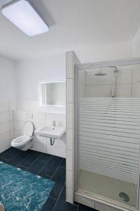 Et badeværelse på 2-Zimmer-Wohnung an der Mosel mit Terrasse