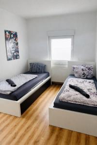 En eller flere senge i et værelse på 2-Zimmer-Wohnung an der Mosel mit Terrasse