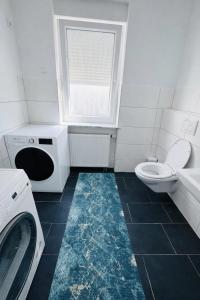 Et badeværelse på 2-Zimmer-Wohnung an der Mosel mit Terrasse + 2 billeder