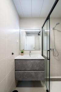 ein Badezimmer mit Waschbecken und Dusche in der Unterkunft Getafe Suites in Getafe