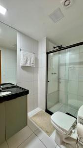 een badkamer met toilet en glazen douche bij Malia Beach Experience - Muro Alto/PE in Cupe