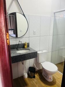 ein Badezimmer mit Toilette, Waschbecken und Spiegel in der Unterkunft Pousada e hostel italia in São Luís
