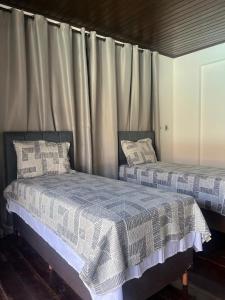 zwei Betten nebeneinander in einem Zimmer in der Unterkunft Pousada e hostel italia in São Luís