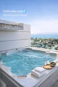 een hot tub op het balkon van een hotel bij The Seaview Kata in Kata Beach