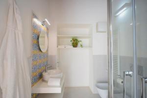 un bagno con lavandino, WC e specchio di Villa Belvedere Amodeo - terrace, seaview, wifi a Conca dei Marini Altre 32 foto