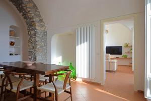 una sala da pranzo con tavolo e sedie di Villa Belvedere Amodeo - terrace, seaview, wifi a Conca dei Marini