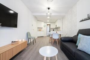 ein Wohnzimmer mit Sofa und Tisch in der Unterkunft Getafe Suites in Getafe