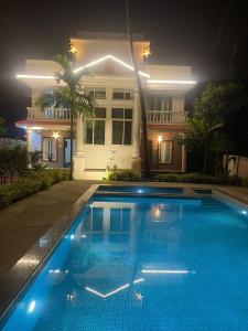 Bazén v ubytování Nature's Inn Luxury Villa Morjim Goa, 4bhk and Sparkling Pool nebo v jeho okolí