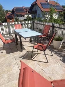 3 sedie e un tavolo su un patio di Landhaus in den Weinbergen 