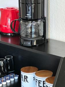 een koffiezetapparaat bovenop een plank bij Helpens Hof in Salzhausen +42 foto's