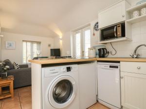 eine Küche mit einer Waschmaschine in der Unterkunft Tater-Du in Porthcurno + 9 Fotos