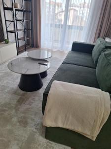 un soggiorno con un divano e un tavolo di Mateo rezidence a Bistriţa