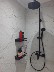 una doccia in bagno con due mensole a muro di Mateo rezidence a Bistriţa Altre 5 foto