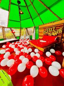 Un mucchio di palloncini rossi e bianchi su un tavolo di Hotel Glamping Horse a Dosquebradas