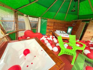 una stanza con un tavolo e sedie e palline rosse e bianche di Hotel Glamping Horse a Dosquebradas