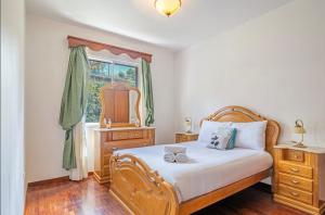 En eller flere senge i et værelse på Calheta 3 Apartment