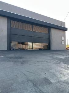 een groot gebouw met een groot raam op een parkeerplaats bij Casa espaçosa e acolhedora in Ponta Porã