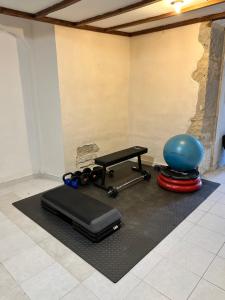 Zimmer mit Fitnessgeräten auf der Etage in der Unterkunft La Bonne Auberge in Frayssinet