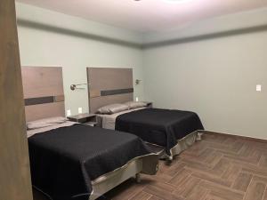 En eller flere senge i et værelse på Hotel Azomali plus + 8 billeder