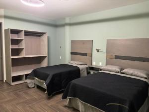 En eller flere senge i et værelse på Hotel Azomali plus