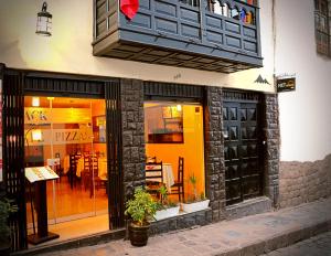 uma frente de loja com uma varanda num edifício em Net House Cusco em Cusco