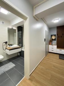a bathroom with a sink and a mirror at Alegria Avantgarden Brasov in Braşov