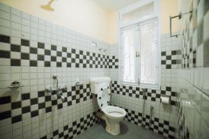 甘托克Bambi Farmstay的浴室设有黑白瓷砖和卫生间。