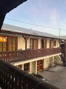 ein Gebäude mit einem großen Balkon an der Seite in der Unterkunft Weingut Günther und Gästezimmer 