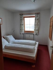 a bedroom with two beds and a window at Apartment Lyso en Soly in Königsleiten