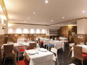 een restaurant met tafels en stoelen met wit tafelkleed bij Hotel Ibis Styles La Rioja Arnedo in Arnedo