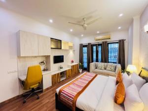 TV a/nebo společenská místnost v ubytování The South Manor Residency Near AIIMS Hospital New Delhi