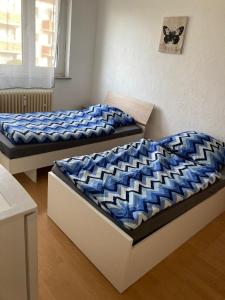 two beds sitting in a room with at Daios in Wathlingen +7 photos