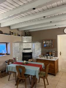 ein Wohnzimmer mit Tisch und Kamin in der Unterkunft Weingut Günther und Gästezimmer 