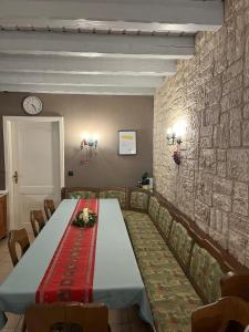 ein Esszimmer mit einem langen Tisch und Stühlen in der Unterkunft Weingut Günther und Gästezimmer  + 12 Fotos