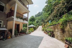 甘托克Bambi Farmstay的建筑旁边的空街道