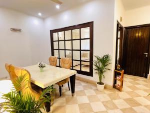 Posezení v ubytování The South Manor Residency Near AIIMS Hospital New Delhi