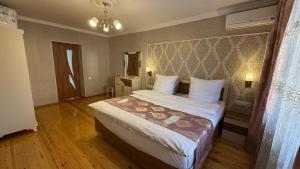 ein Schlafzimmer mit einem großen Bett in einem Zimmer in der Unterkunft Sheki Central Apartment Deluxe in Şəki
