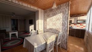 eine Küche und ein Esszimmer mit Tisch und Stühlen in der Unterkunft Sheki Central Apartment Deluxe in Şəki