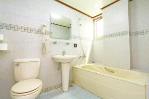 Koupelna v ubytování Jheng Tong House