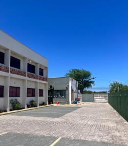 巴纳伊巴Pousada Primavera的建筑物前的空停车场 更多21张照片