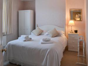 En eller flere senge i et værelse på Seaview Cottage