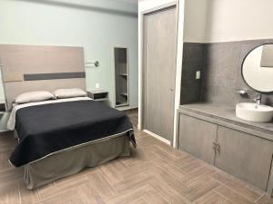 En eller flere senge i et værelse på Hotel Azomali plus