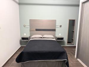 En eller flere senge i et værelse på Hotel Azomali plus