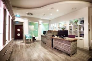 TV a/nebo společenská místnost v ubytování The Royal Yacht